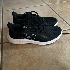 Under Armour Women’s charged pursuit BRAND NEW